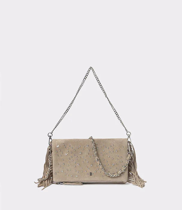 תיק ערב בז׳ עם ניטים, שרשרת מתכת וגדילים בצד, מבית CHOZEN, אופנה יוקרתית לנשים