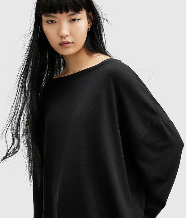 אישה לובשת סוודר שחור אופנתי, צילום אסתטי לאתר CHOZEN מותגים מובילים