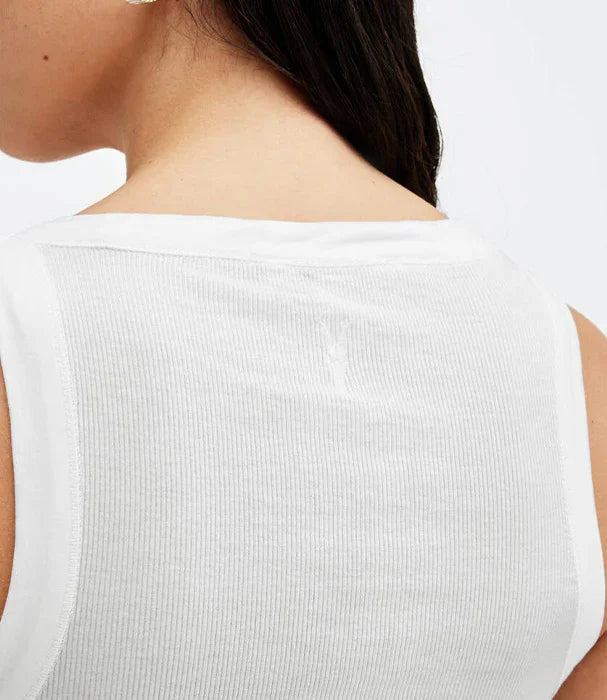 גופיית נשים לבנה קלאסית, צילום גב מבית המותגים המובילים ב-CHOZEN