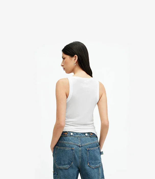 אישה עם גופיית כותנה לבנה וג'ינס כחול, צילום אופנה ל-CHOZEN