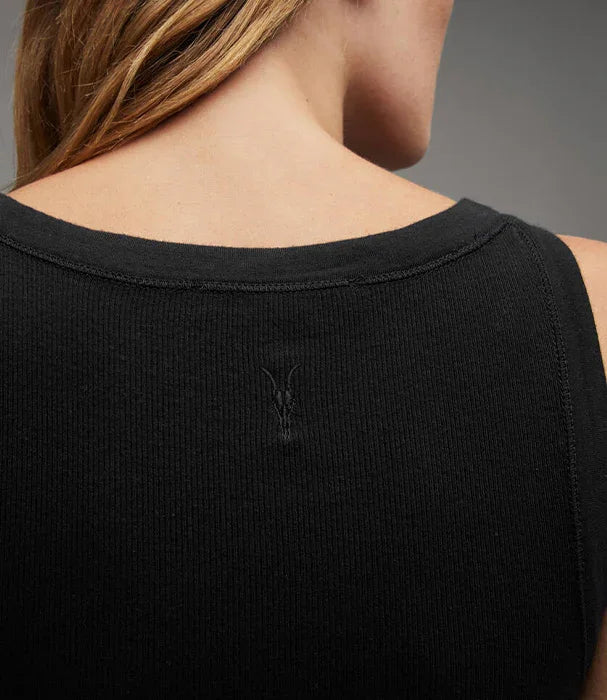 גב אישה עם גופיית ריב שחורה, רקמה עדינה, אופנת נשים CHOZEN