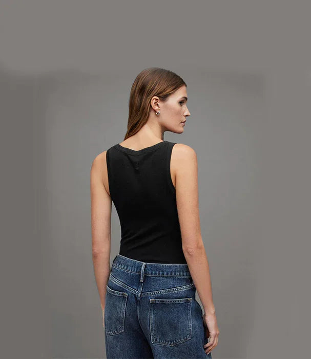 אישה לובשת גופיה שחורה ומכנסי ג'ינס, צילום גב, אופנה באתר CHOZEN