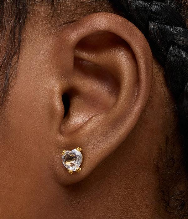 עגיל יהלום סוליטר מעוצב בזהב צהוב, תקריב על אוזן דוגמנית, CHOZEN תכשיטים
