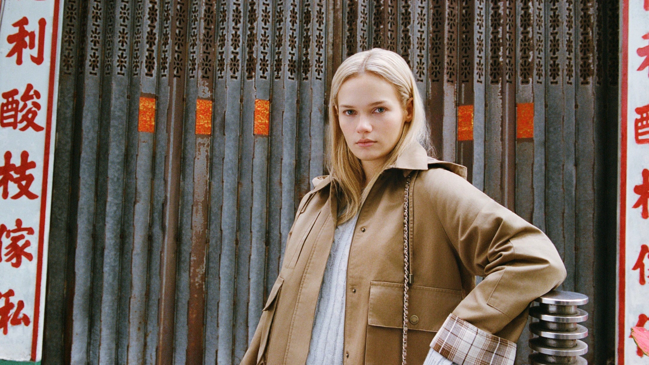 אופנת נשים עירונית, דוגמנית עם שמלה סגולה, ז'קט עור ותיק בעיצוב טרנדי ברחוב, CHOZEN