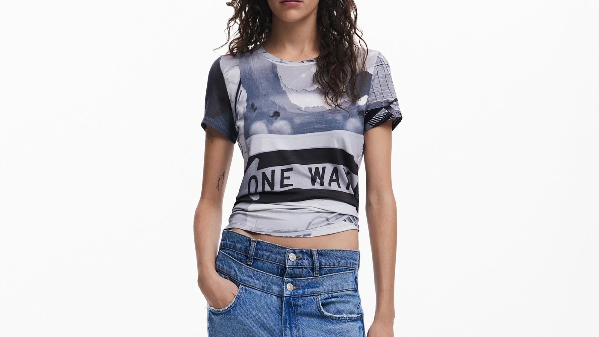 חולצת טי לנשים עם הדפס ONE WAY בשחור-לבן, אופנה טרנדית של מותגי CHOZEN