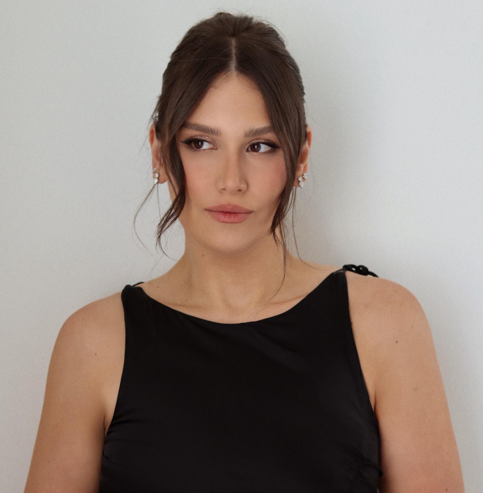 אישה בלבוש אלגנטי שחור, רקע לבן, צילום לאופנה, מותגים מובילים CHOZEN