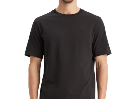 גבר לובש חולצת טי שחורה מבית CHOZEN, אופנה לגברים, קולקציה מהמותגים המובילים בישראל