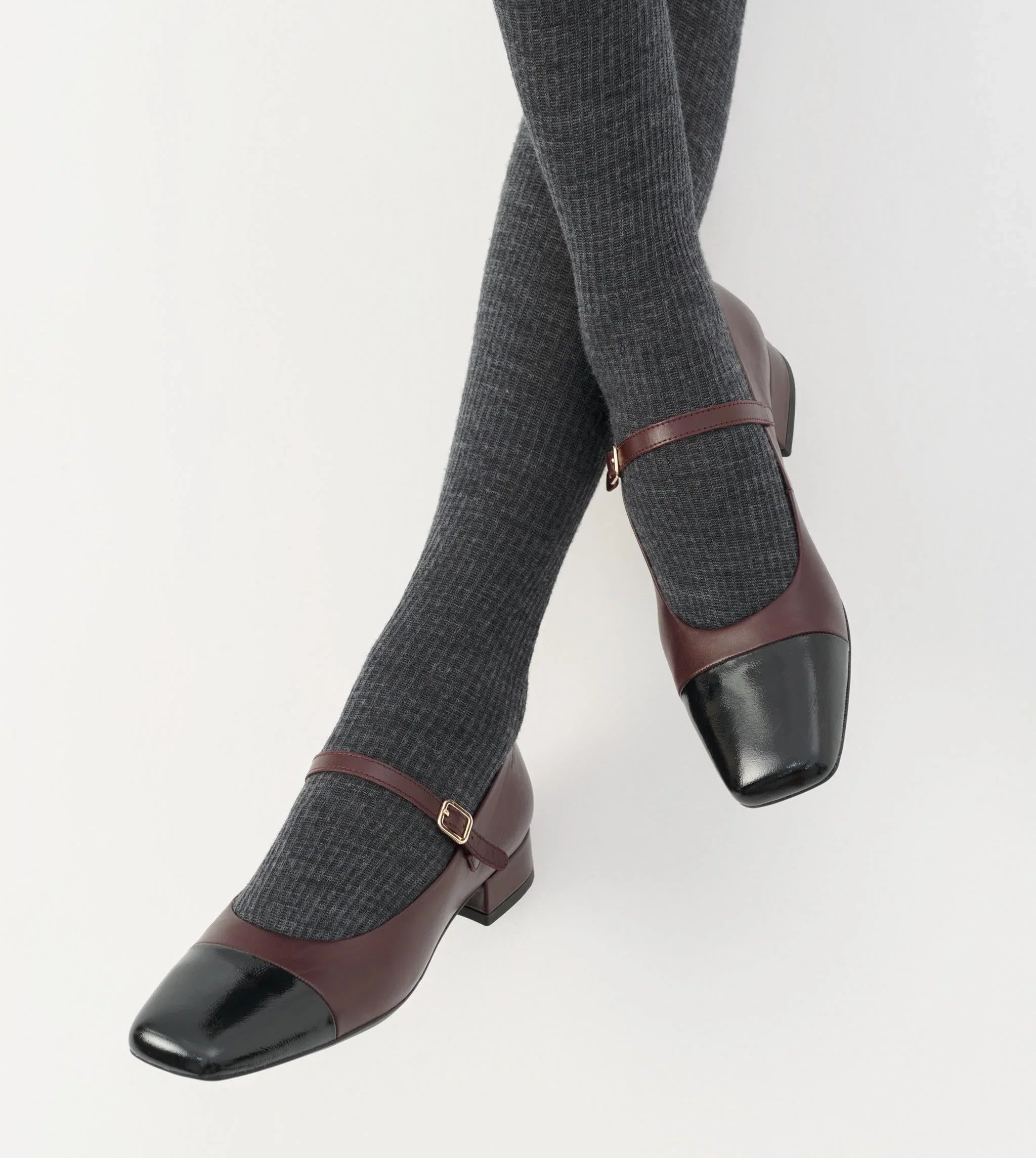 נעלי מרי ג'יין נשים בורדו עם גימור שחור, גרביים אפורות, CHOZEN מותגים מובילים