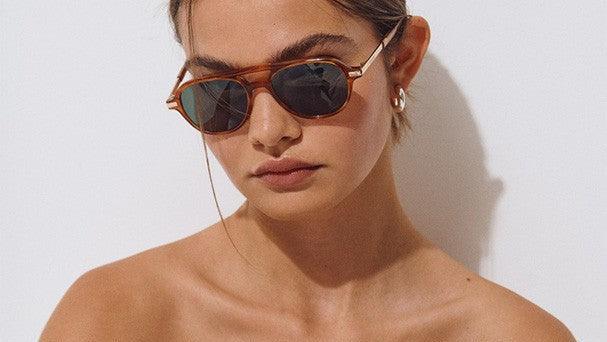 אישה עם משקפי שמש אופנתיים, תמונת אופנה מ-CHOZEN מותגים מובילים