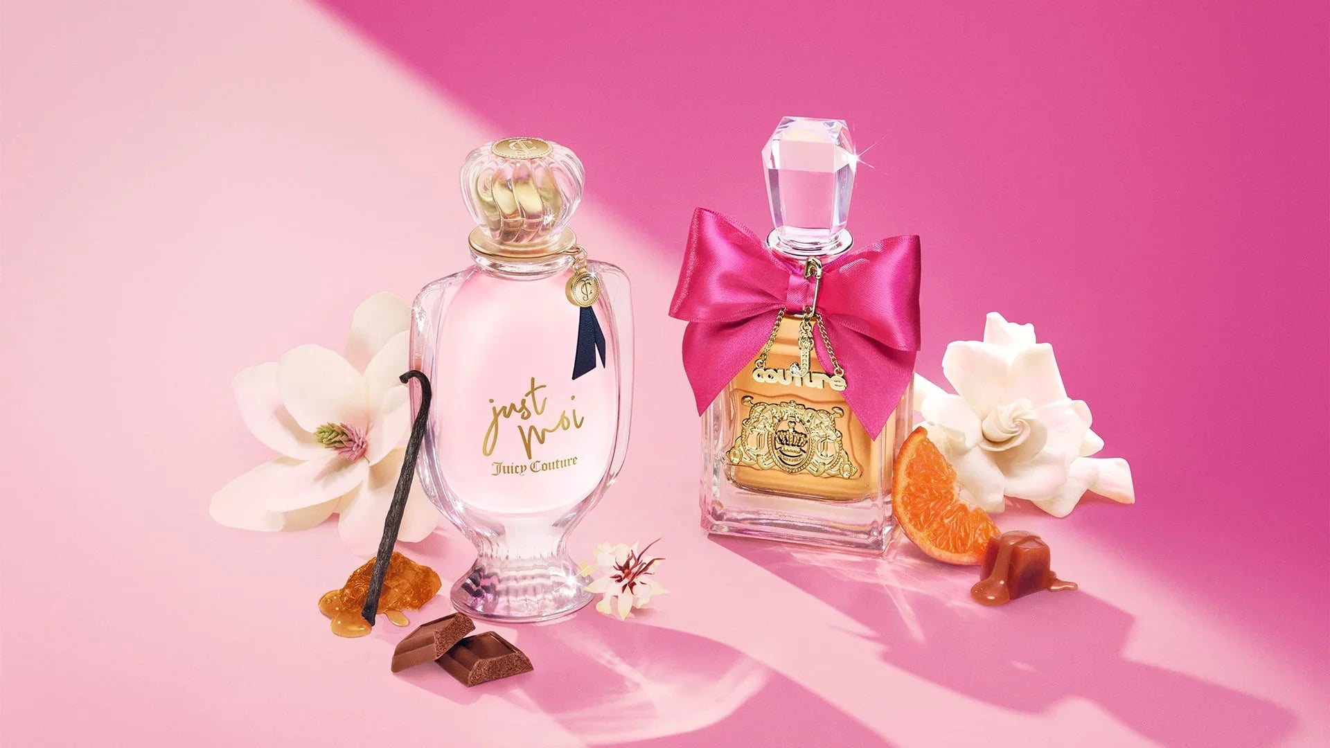 שני בקבוקי בושם Juicy Couture בעיצוב יוקרתי, פרחים, וניל, שוקולד ותפוז, רקע ורוד