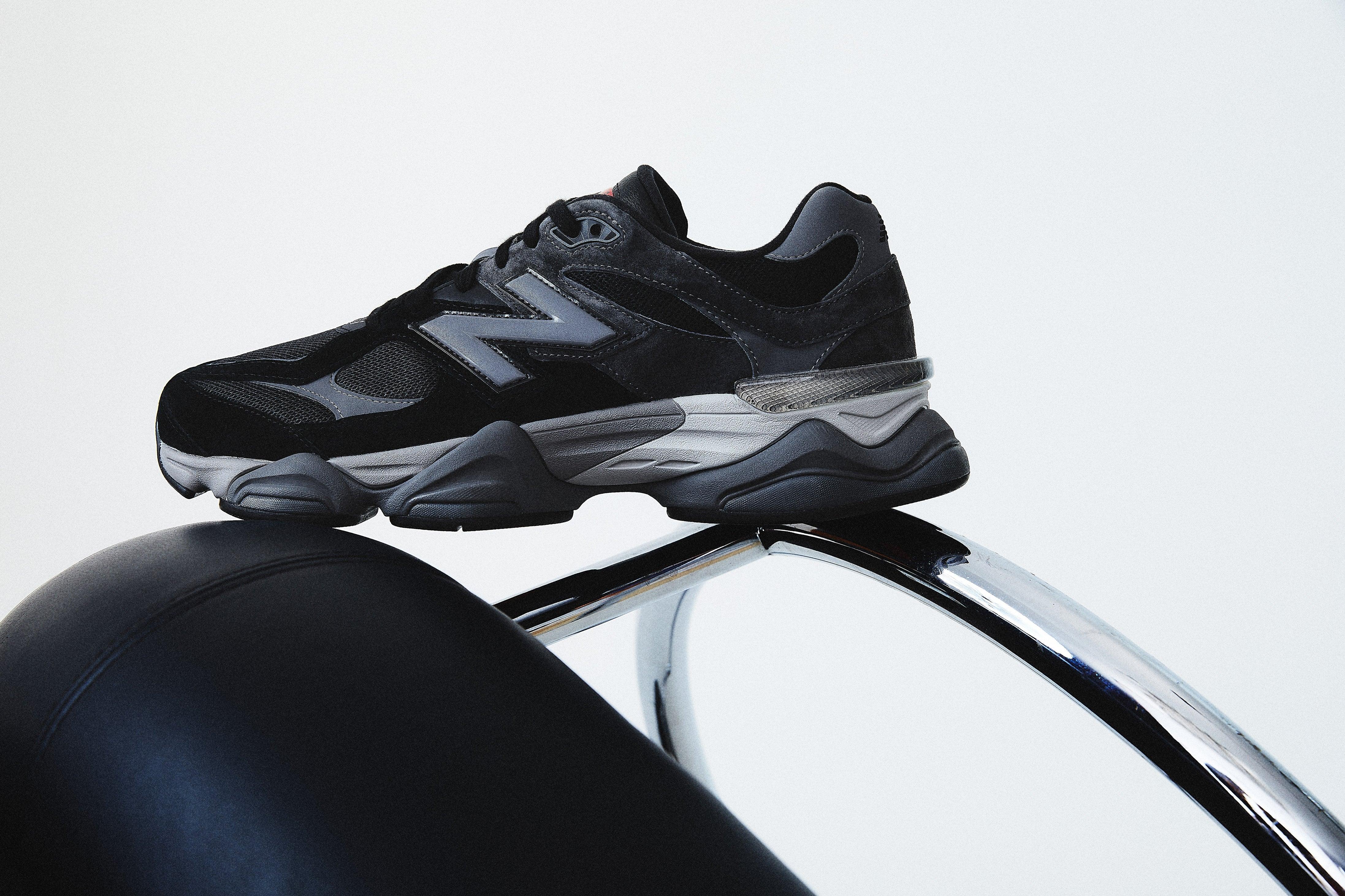 נעל ניו באלאנס שחורה אפורה דגם U9060, מוצגת על כיסא מודרני, CHOZEN מותגים מובילים