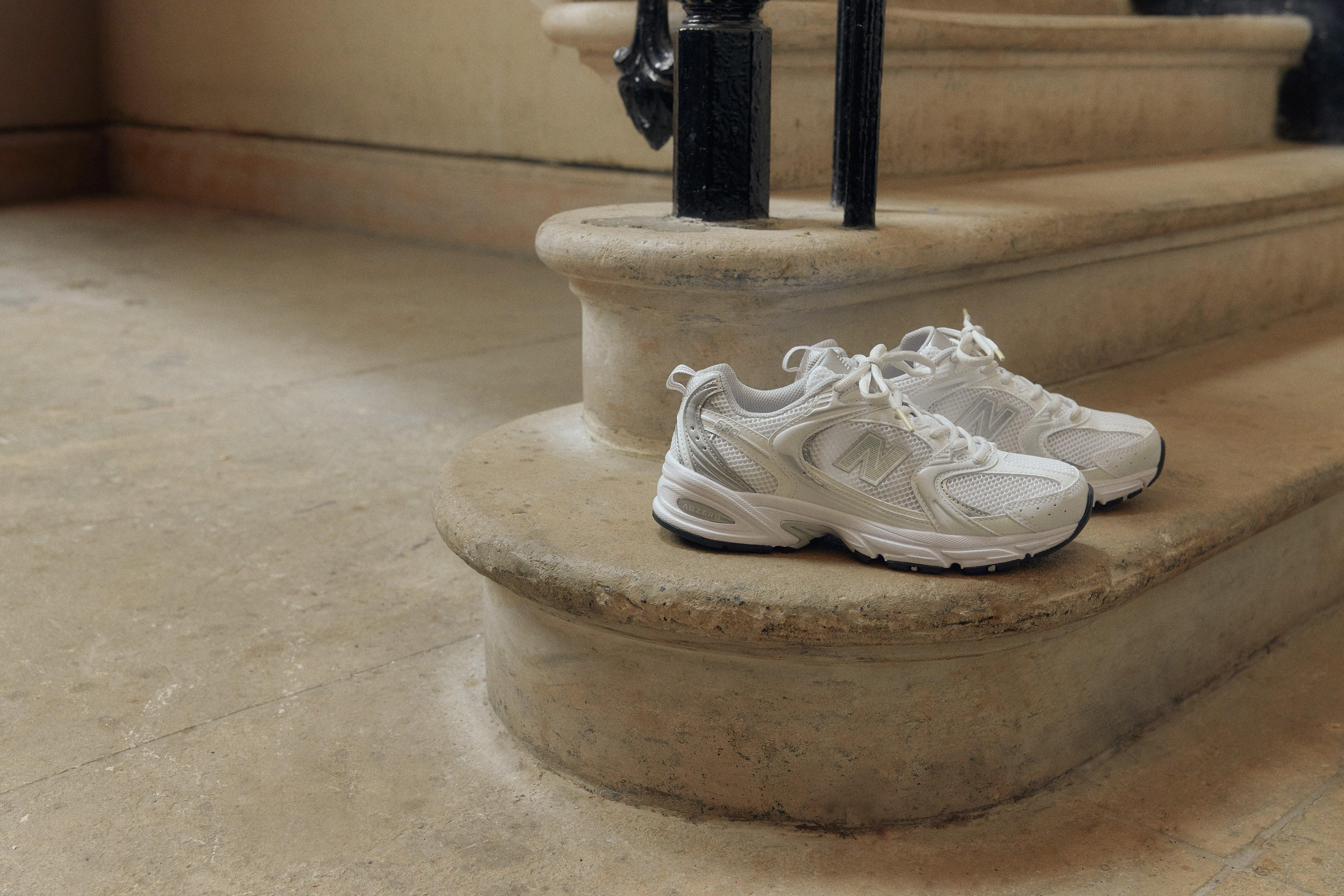 נעלי ניו באלאנס לבנות על מדרגות אבן, אופנה יוקרתית ב-CHOZEN