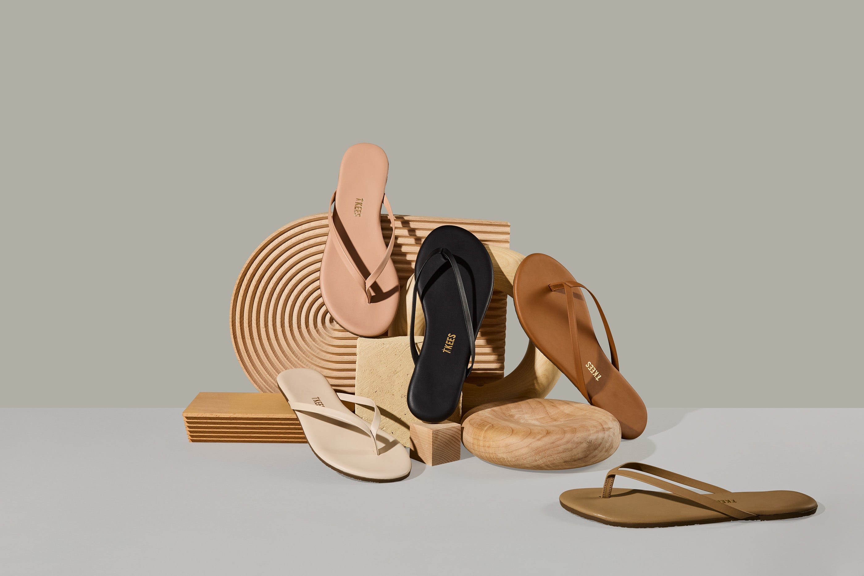 סנדלים וכפכפים לנשים