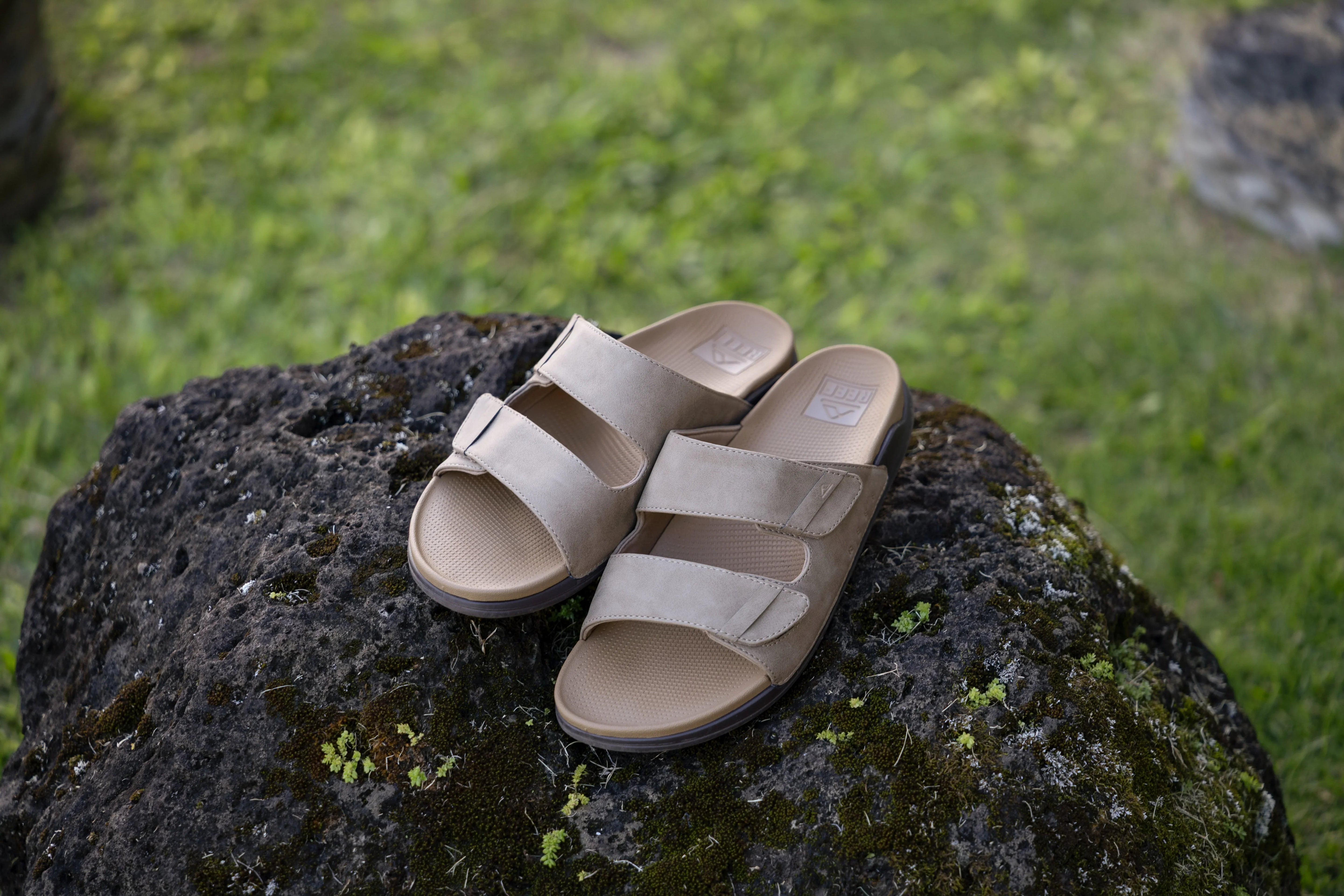 נעלי בית UGG חומות יוניסקס עם פרווה, על רקע לבן, נמכרות ב-CHOZEN מבית קבוצת אלפא