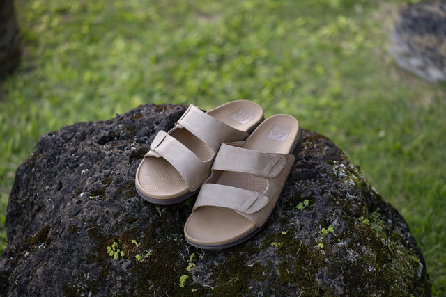 נעלי בית UGG חומות יוניסקס עם פרווה, על רקע לבן, נמכרות ב-CHOZEN מבית קבוצת אלפא