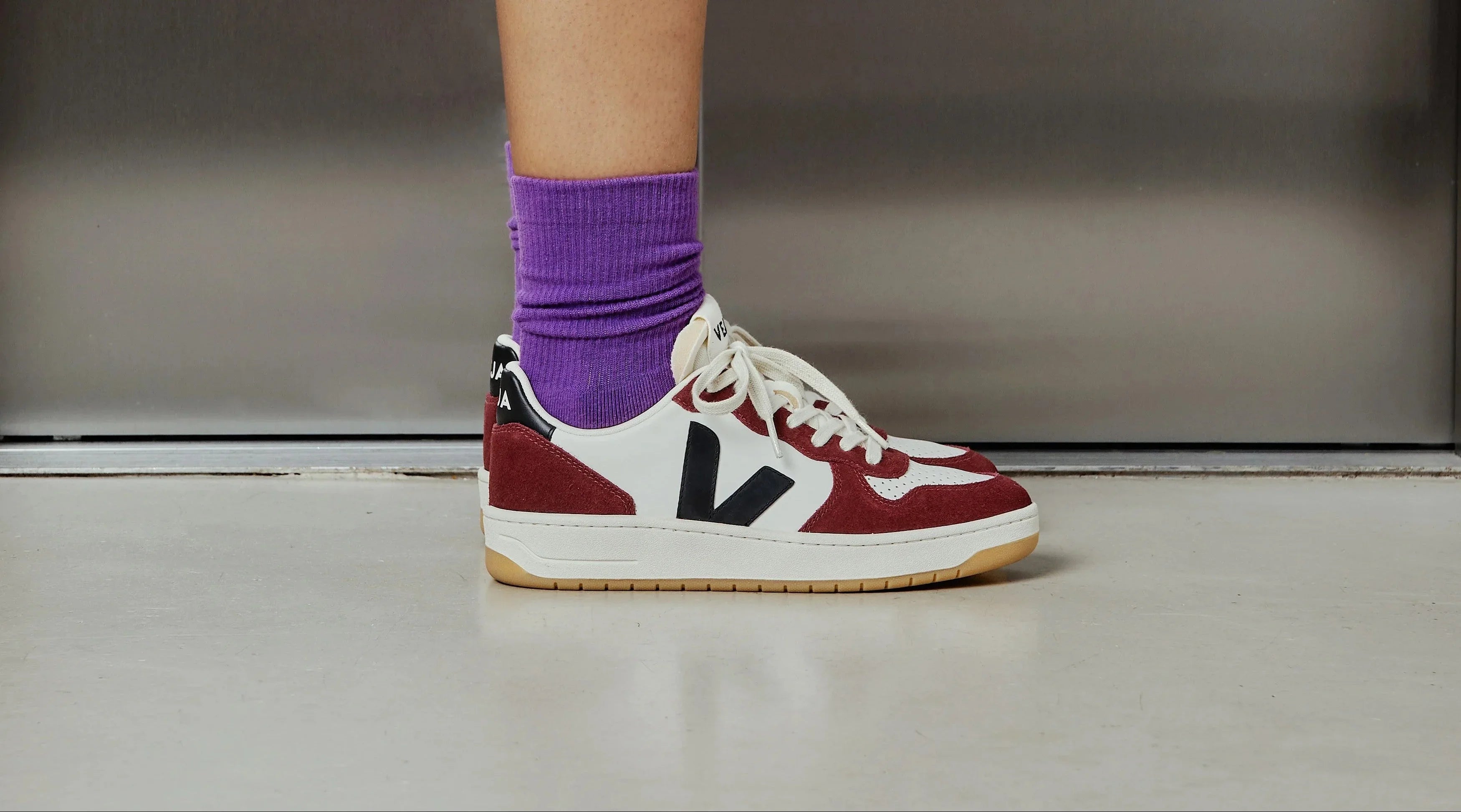 סניקרס Veja אדום ולבן עם גרביים סגולות, נעלי מותגים ב-CHOZEN קבוצת אלפא