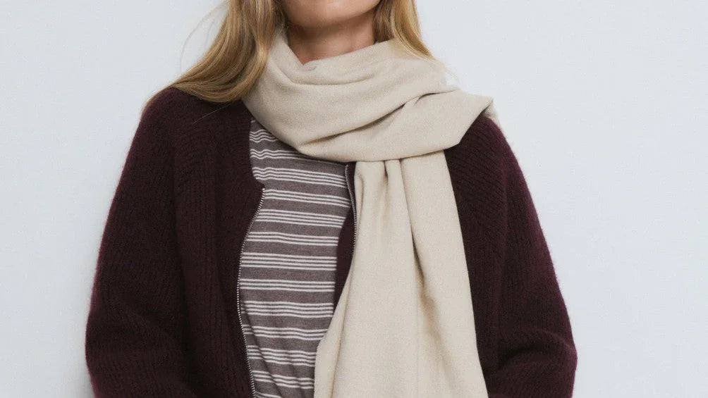 צעיף בז' יוקרתי על דוגמנית עם סוודר בורדו, אופנת חורף CHOZEN