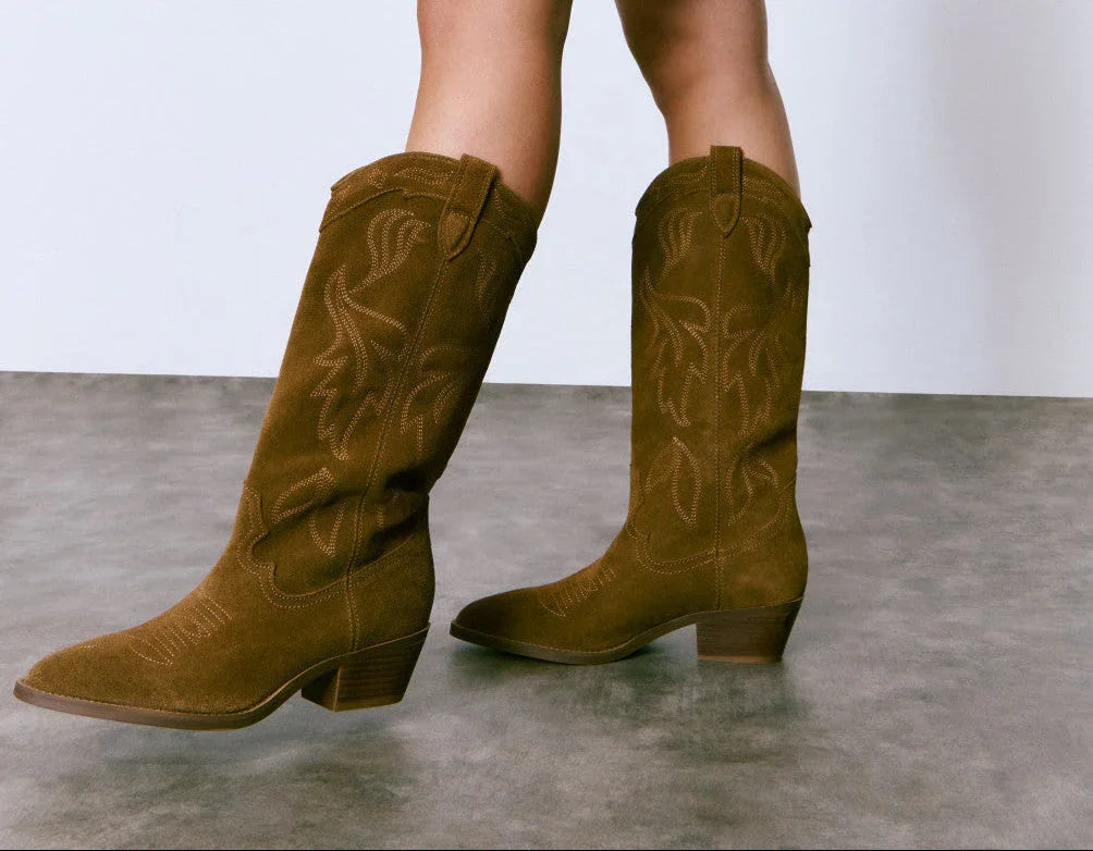 מגפי זמש חום גבוהים בעיצוב קלאסי, מותגי אופנה מובילים CHOZEN, רצפת בטון אפורה