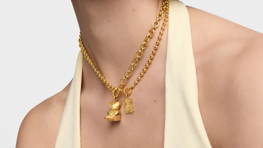 שרשרת זהב אופנתית עם תליון גיאומטרי ותליון עיצוב ייחודי, צילום תקריב לקטגוריה באתר CHOZEN