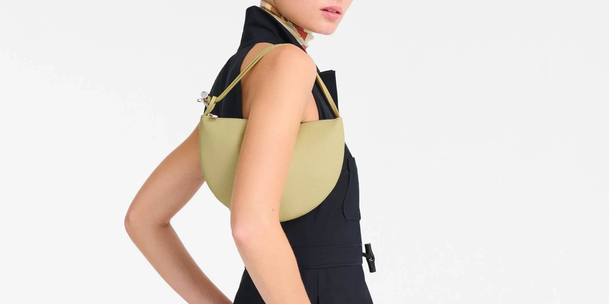 אישה עם תיק אופנתי בצבע בז', אופנה יוקרתית CHOZEN, קולקציית מותגים מובילים