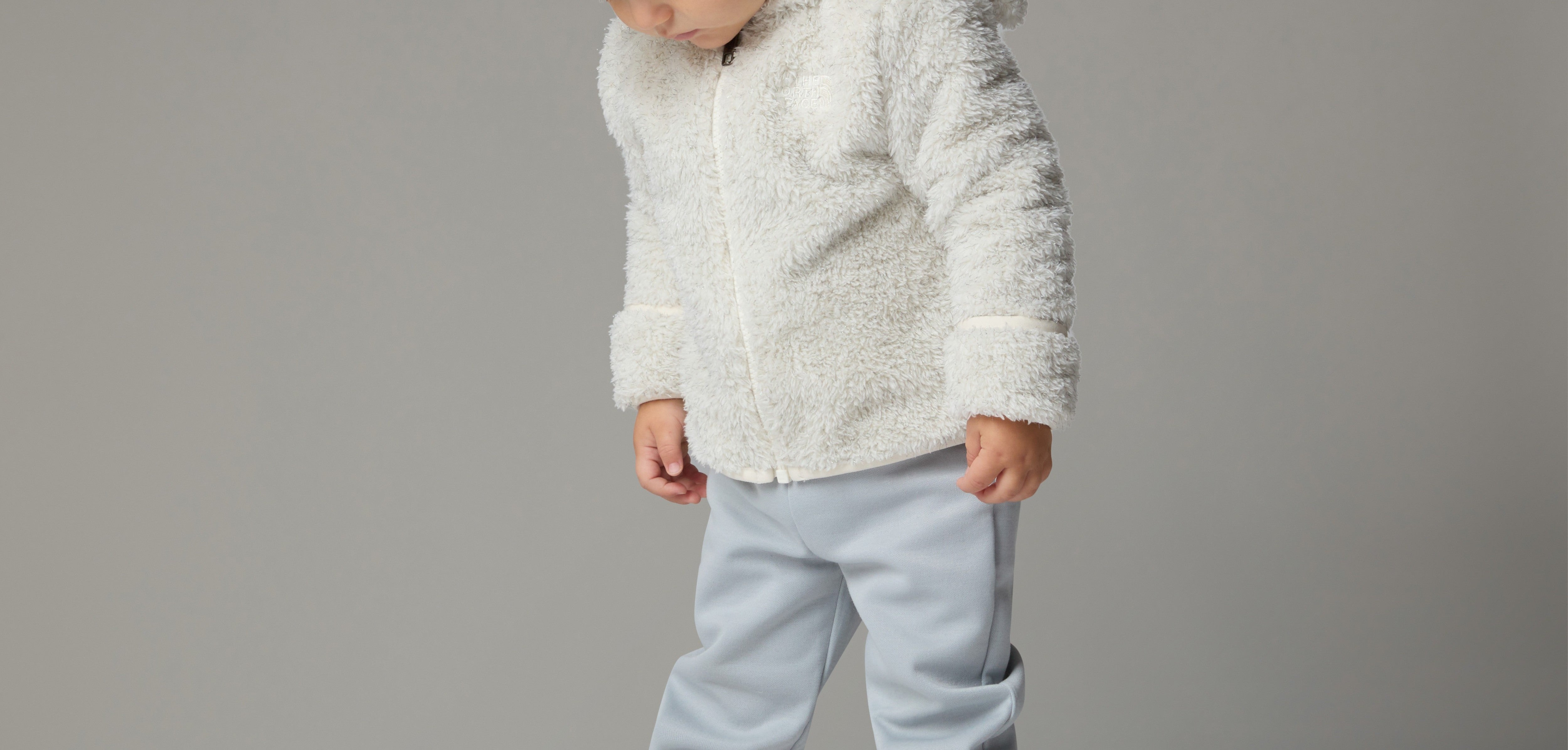 תינוק מחייך עם מוצץ, צילום קלוז אפ, מבית CHOZEN, מותגים מובילים לילדים