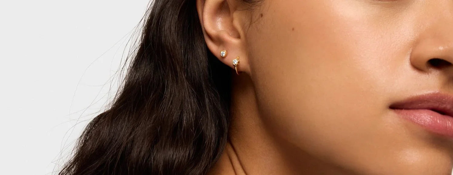 עגילי זהב עם יהלומים לאישה, צילום תקריב, מותג CHOZEN מבית קבוצת אלפא