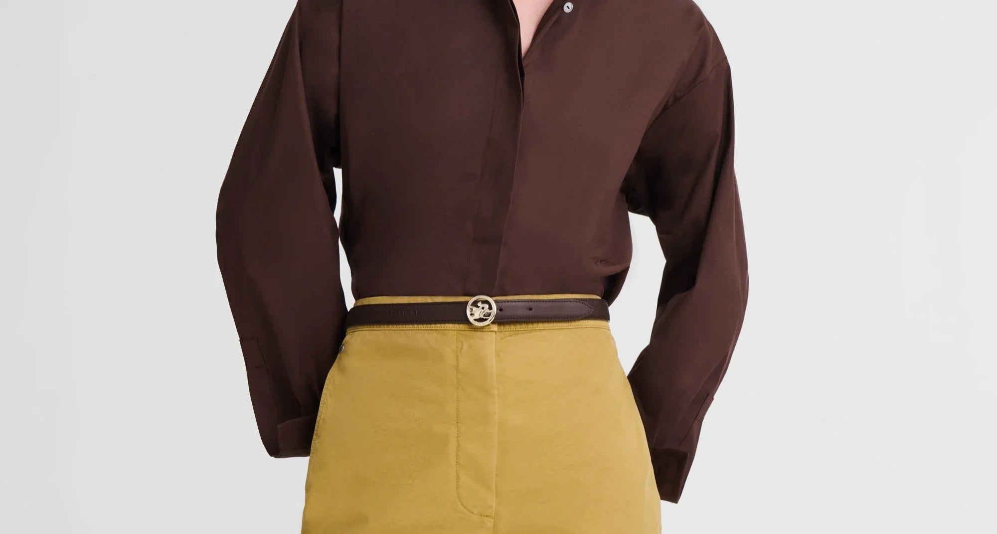 חולצה חומה ומכנסיים צהובים עם חגורת עור חומה, אופנה יוקרתית CHOZEN