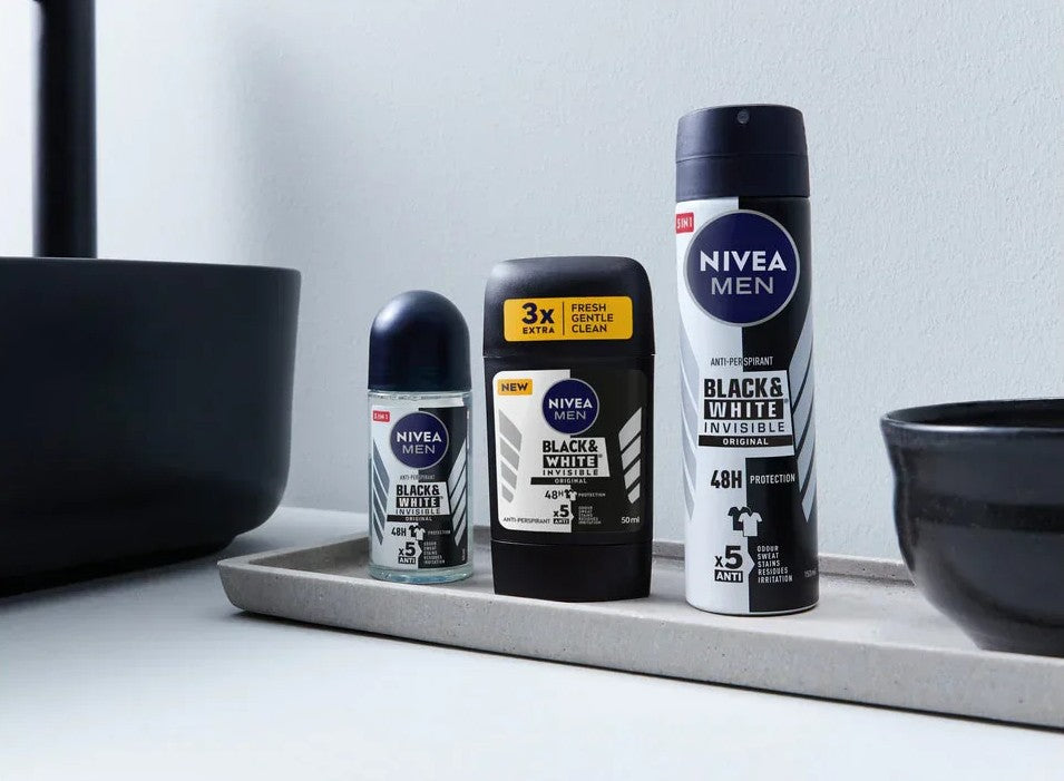 סט דאודורנטים NIVEA MEN Black & White על מגש בחדר רחצה מודרני, קבוצת אלפא