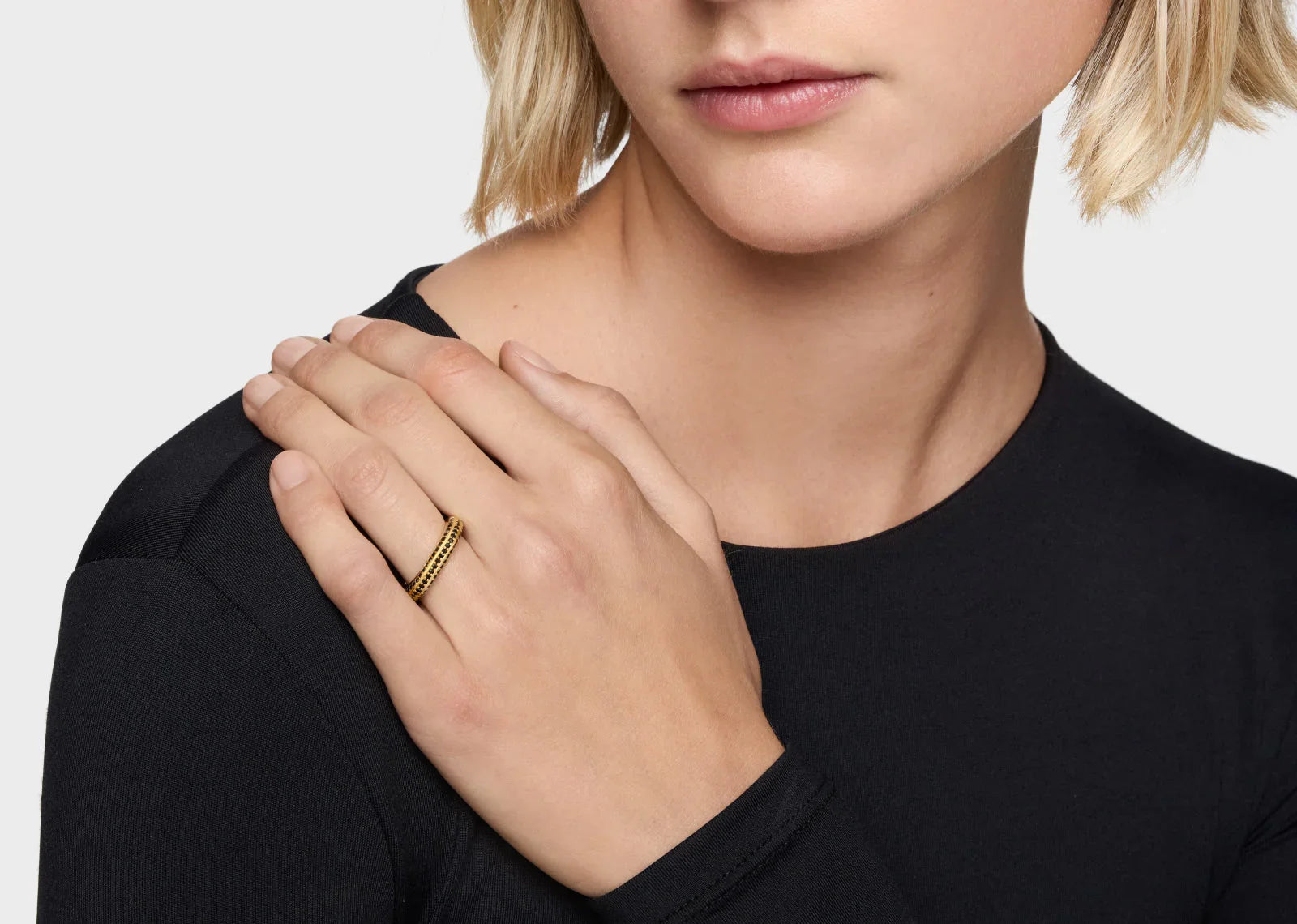 אישה עם שיער בלונד קצר עונדת טבעת זהב אלגנטית על ידה, תכשיטי יוקרה CHOZEN