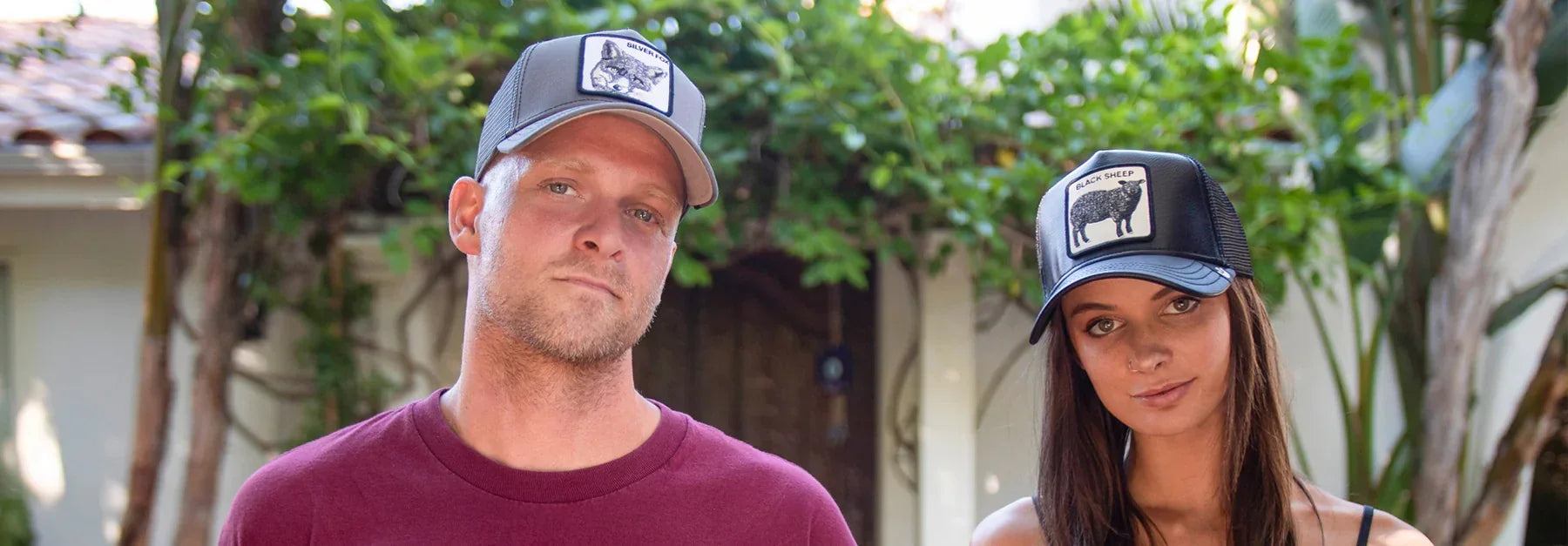 גבר ואישה חובשים כובעי רשת אופנתיים, כיתוב SILVER FOX ו-BLACK SHEEP, צילום חוץ בסטייל CHOZEN