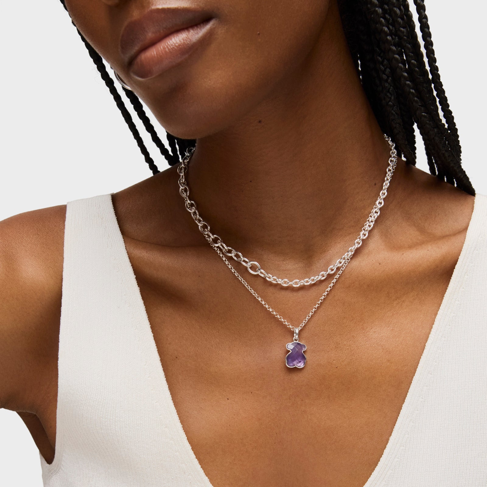 שרשרת כסף כפולה עם תליון אבן סגולה, על רקע חולצה לבנה