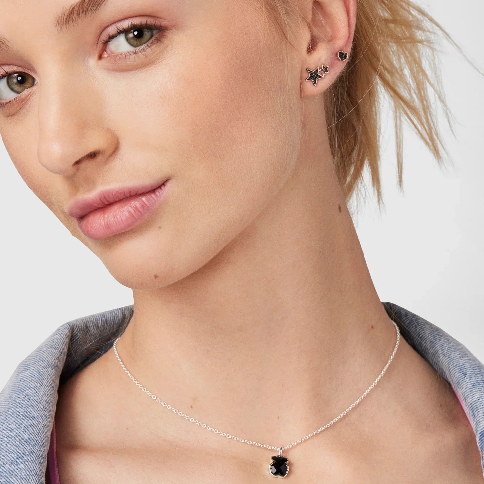 דוגמנית עונדת עגילי כוכב ותליון כסף שחור, תכשיטים אופנתיים CHOZEN