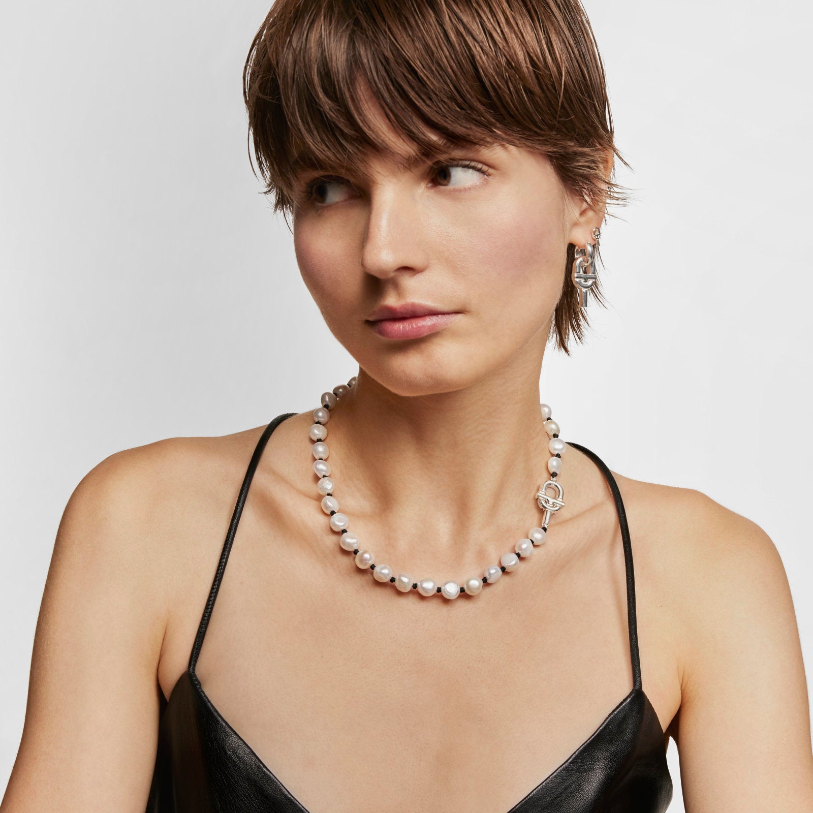 טואוס שרשרת פנינים MANIFESTO מחוט בצבע שחור