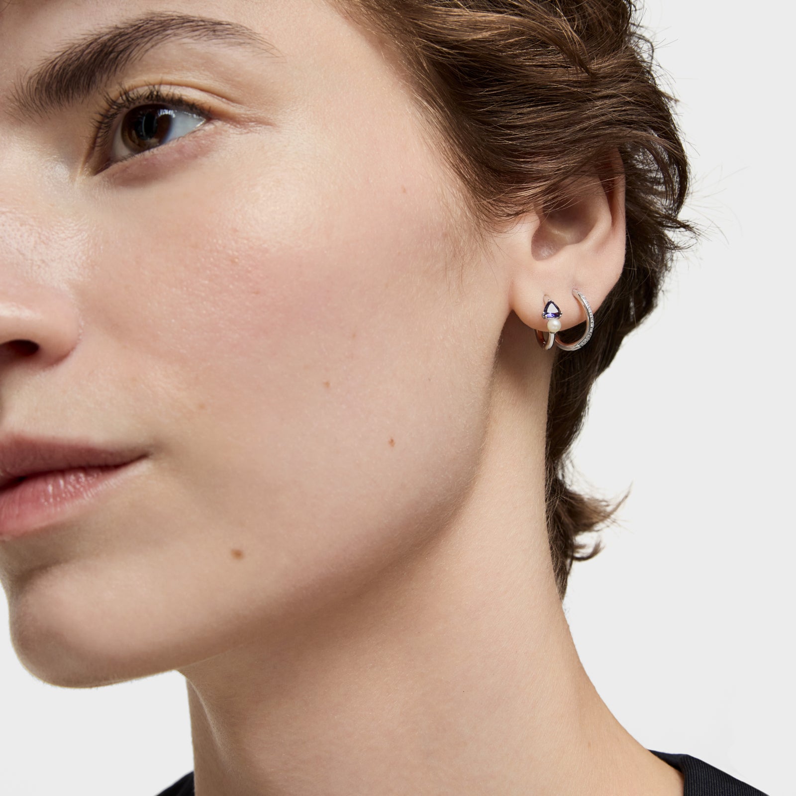 טואוס עגילי חישוק Ivette מזהב לבן 18 קראט בשילוב אבן חן ופנינה