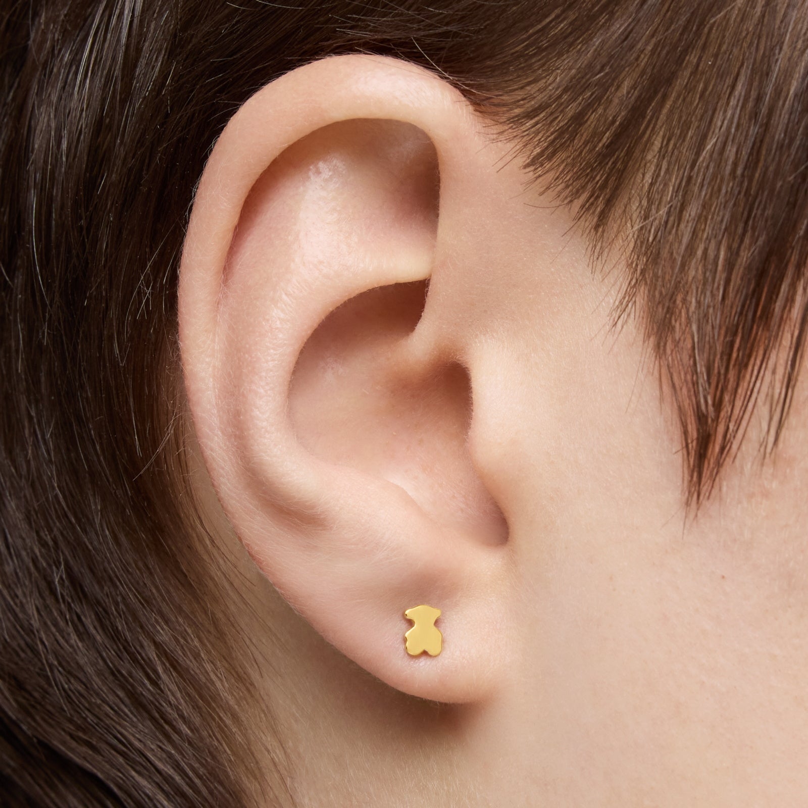 עגיל צמוד זהב בעיצוב דובון קטן על אוזן אישה, תכשיטי אופנה