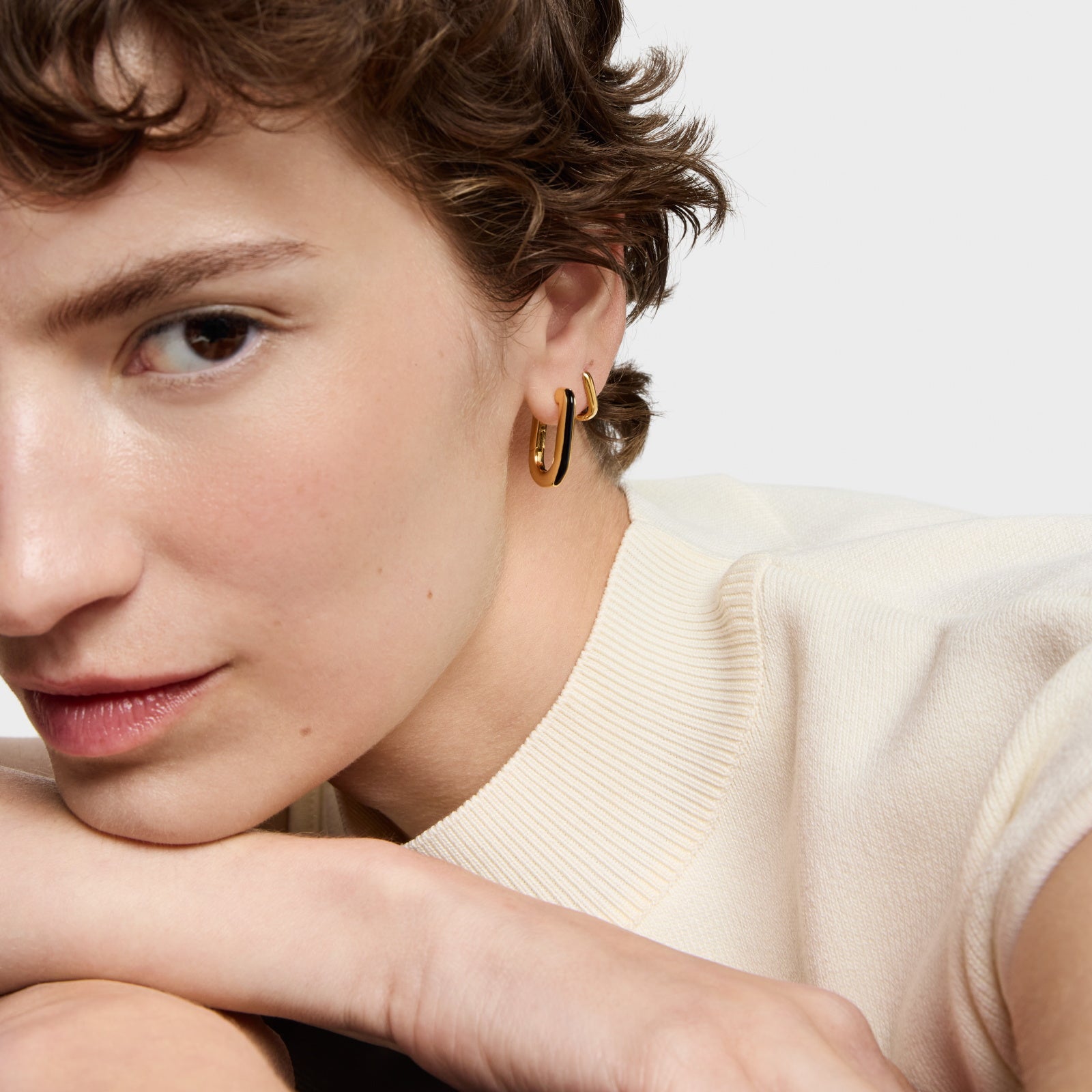 טואוס עגילי חישוק בשילוב אבן חן LINE מכסף ועליו זהב 18 קראט