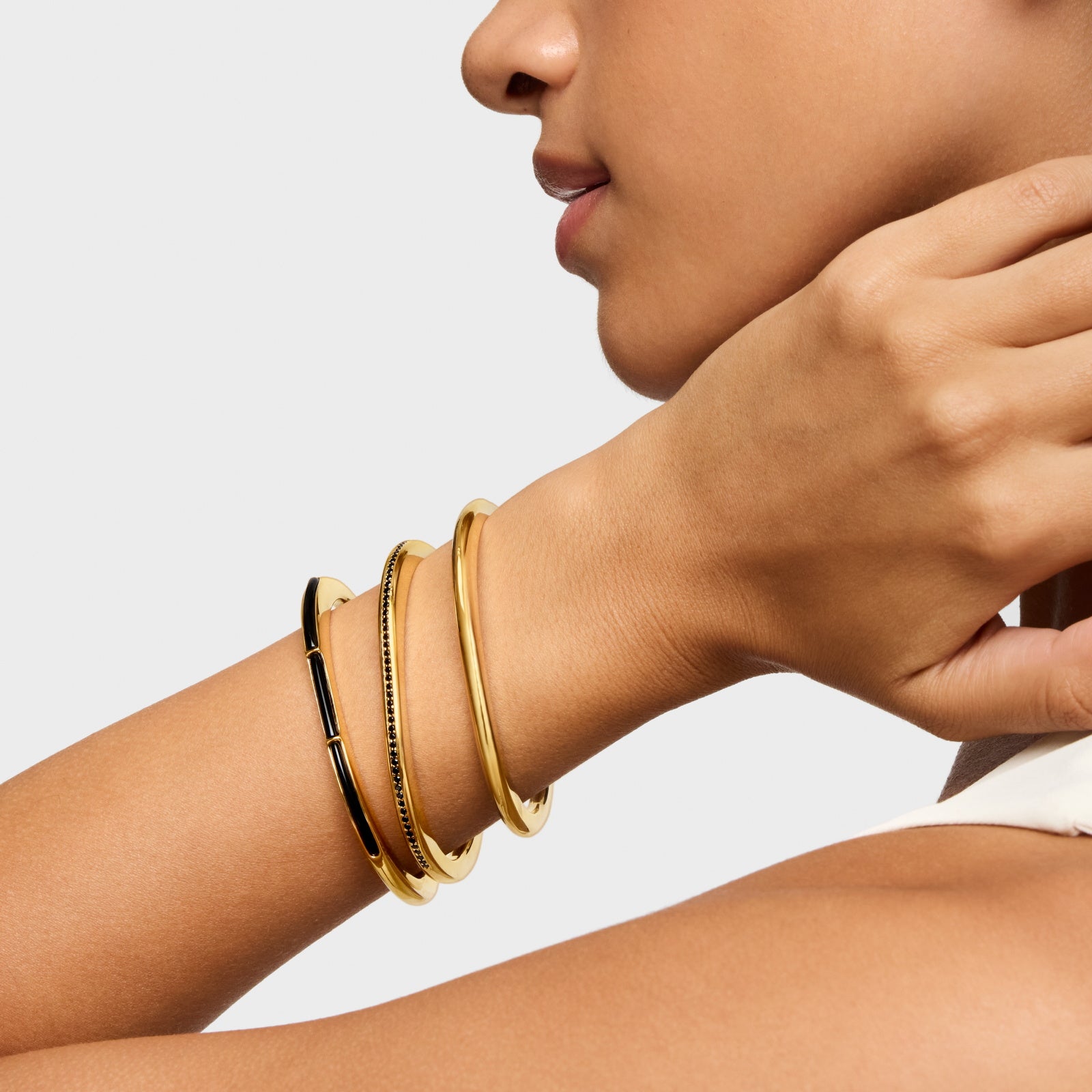 טואוס צמיד בנגל בשיבוץ אבני חן Line מכסף ועליו זהב 18 קראט