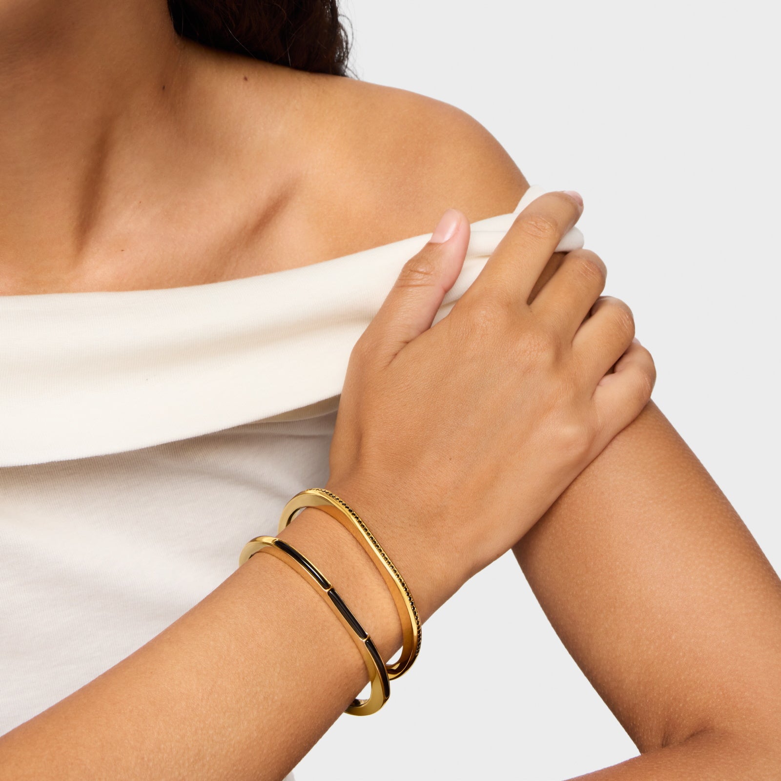 טואוס צמיד בנגל בשיבוץ אבני חן Line מכסף ועליו זהב 18 קראט