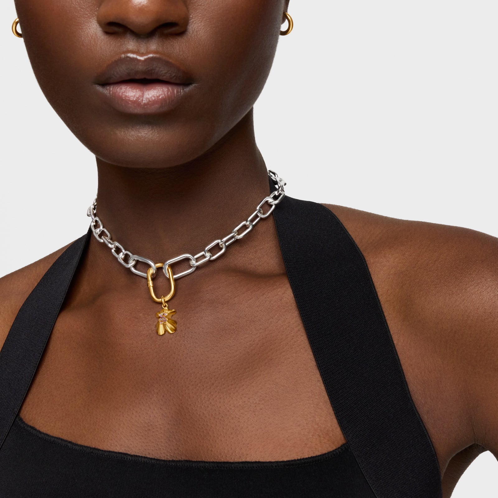 טואוס תליון במוטיב דובי בטקסטורה ובשיבוץ אבני חן Sweet 40s מכסף ועליו זהב 18 קראט