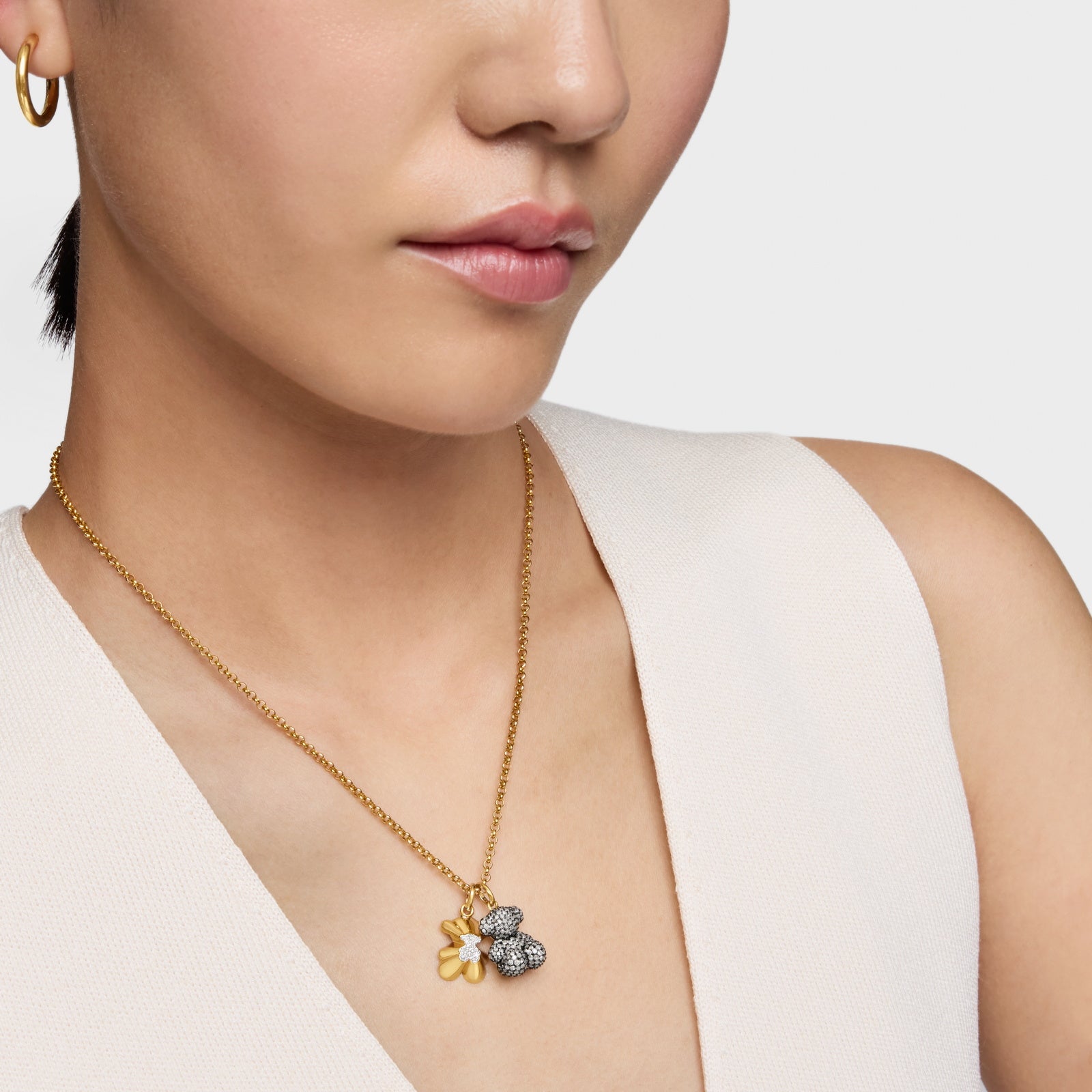 טואוס תליון במוטיב דובי בטקסטורה ובשיבוץ יהלומים Sweet 40s מכסף ועליו זהב 18 קראט