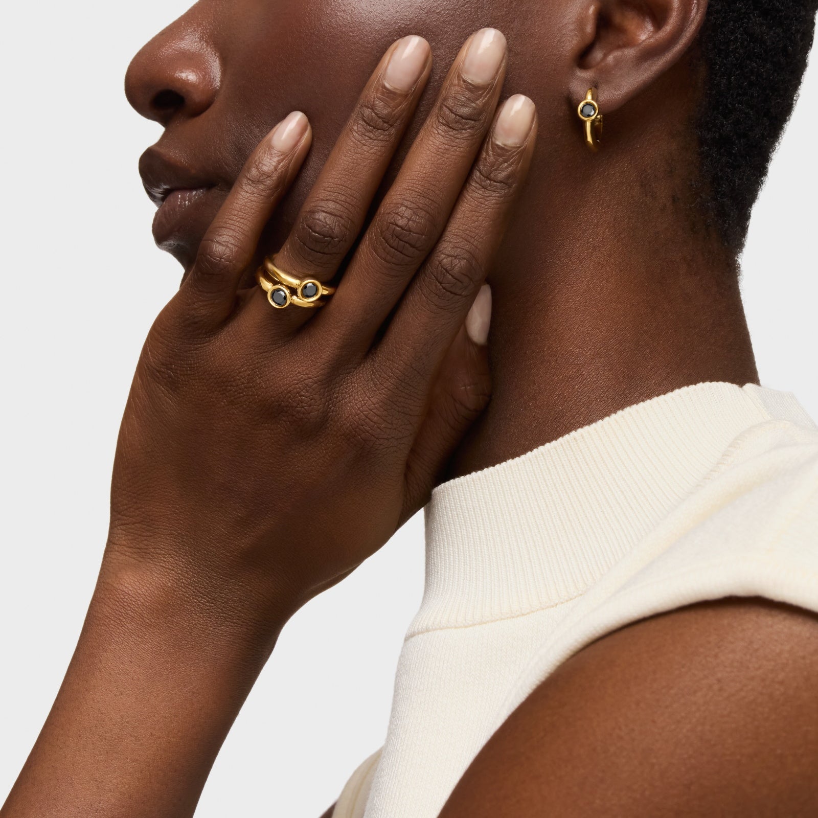 טואוס טבעת בשיבוץ אבן ספינל שחורה Line מכסף ועליו זהב 18 קראט