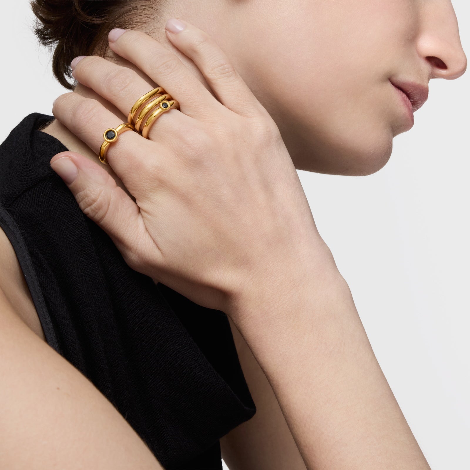 טואוס טבעת משולשת בשיבוץ אבן ספינל שחורה Line מכסף ועליו זהב 18 קראט