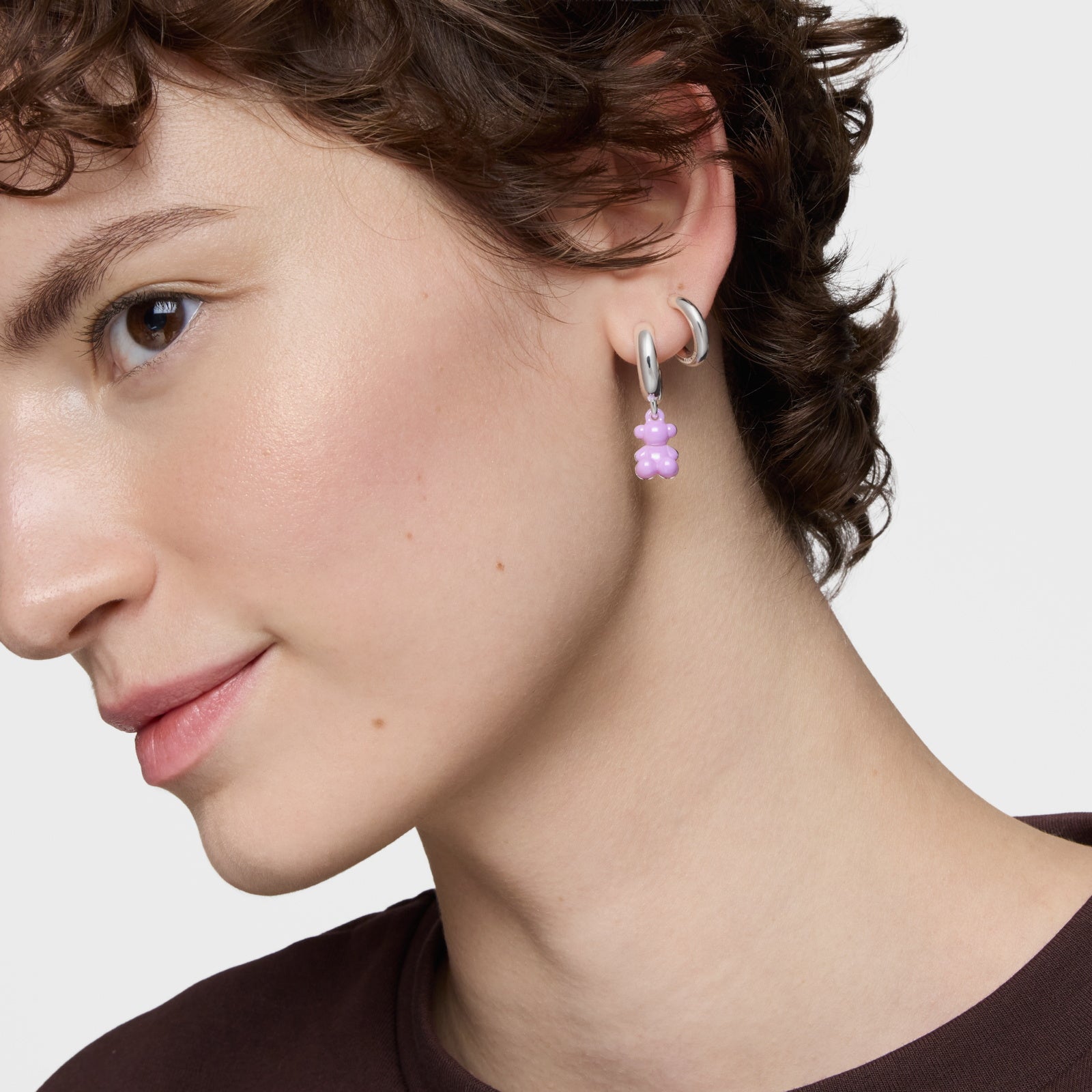 טואוס עגילי חישוק דובי כפול Bold Bear מכסף וקרמיקה בצבע סגול