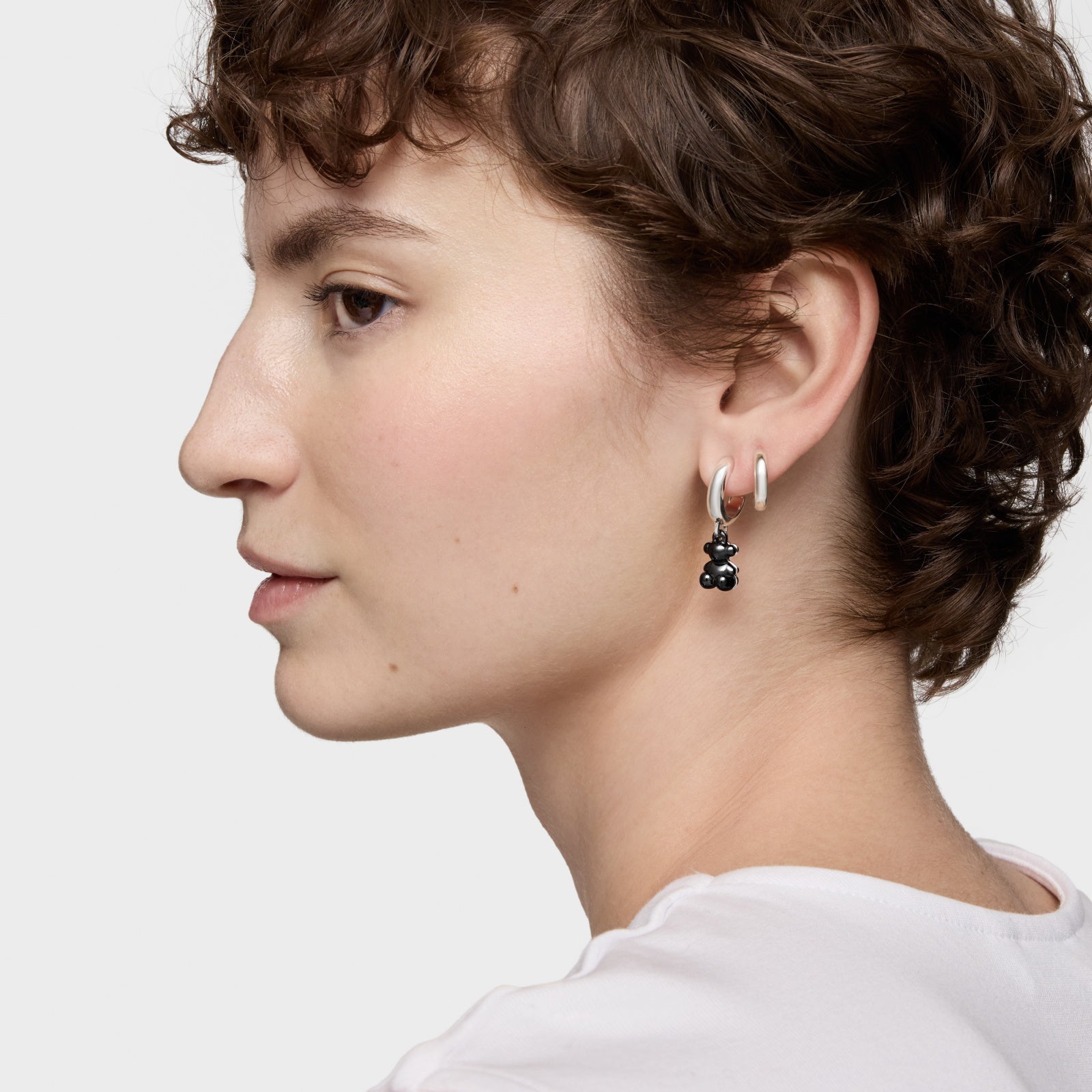 טואוס עגילי חישוק דובי כפול Bold Bear מכסף וקרמיקה בצבע שחור