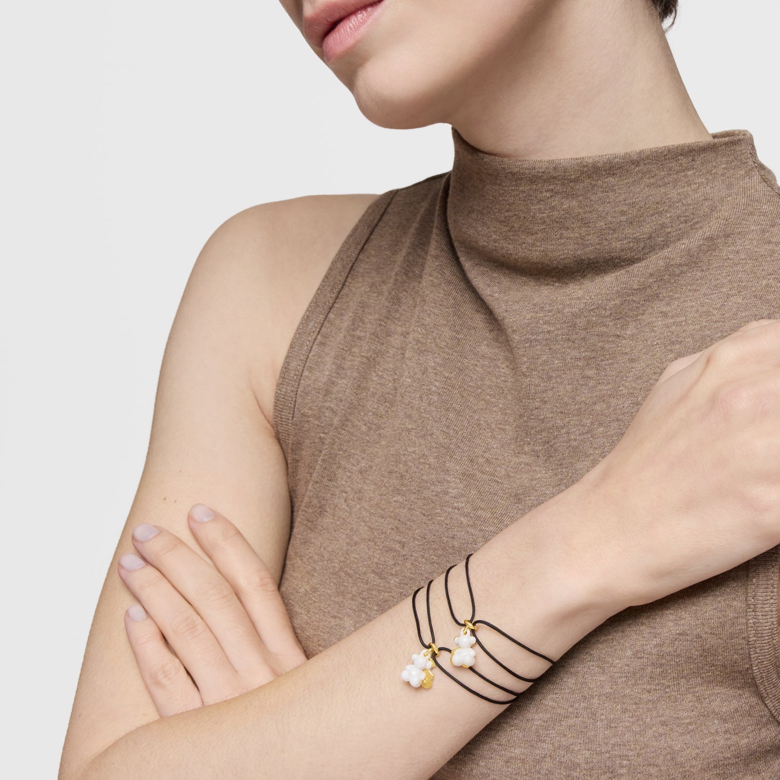 טואוס צמיד ניילון שחור Bold Bear בשילוב דובי כפול מכסף ועליו זהב 18 קראט וקרמיקה בצבע לבן