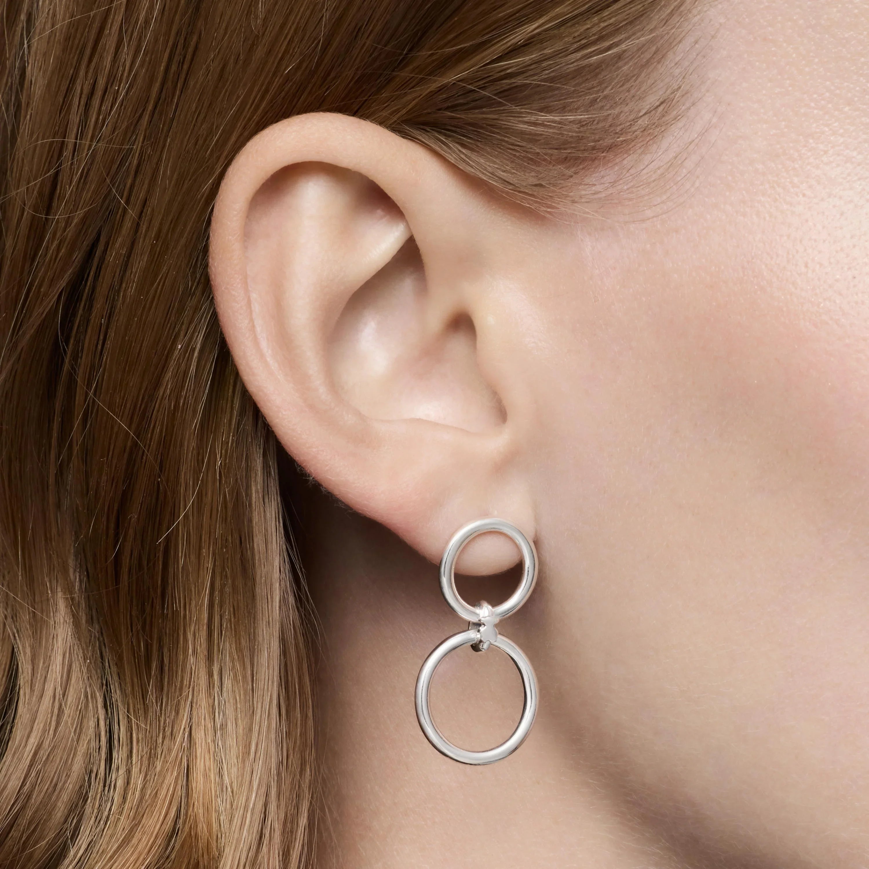 עגיל כסף גיאומטרי כפול עגול על אוזן אישה, תכשיטים אופנתיים לנשים