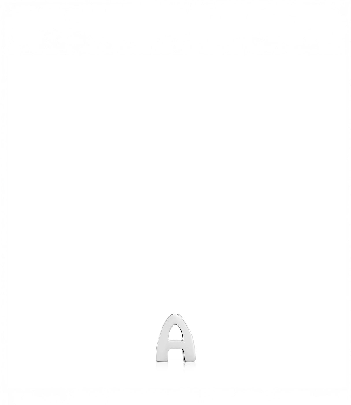 תליון כסף בצורת האות A על רקע לבן, תכשיט אות מעוצב אופנתי