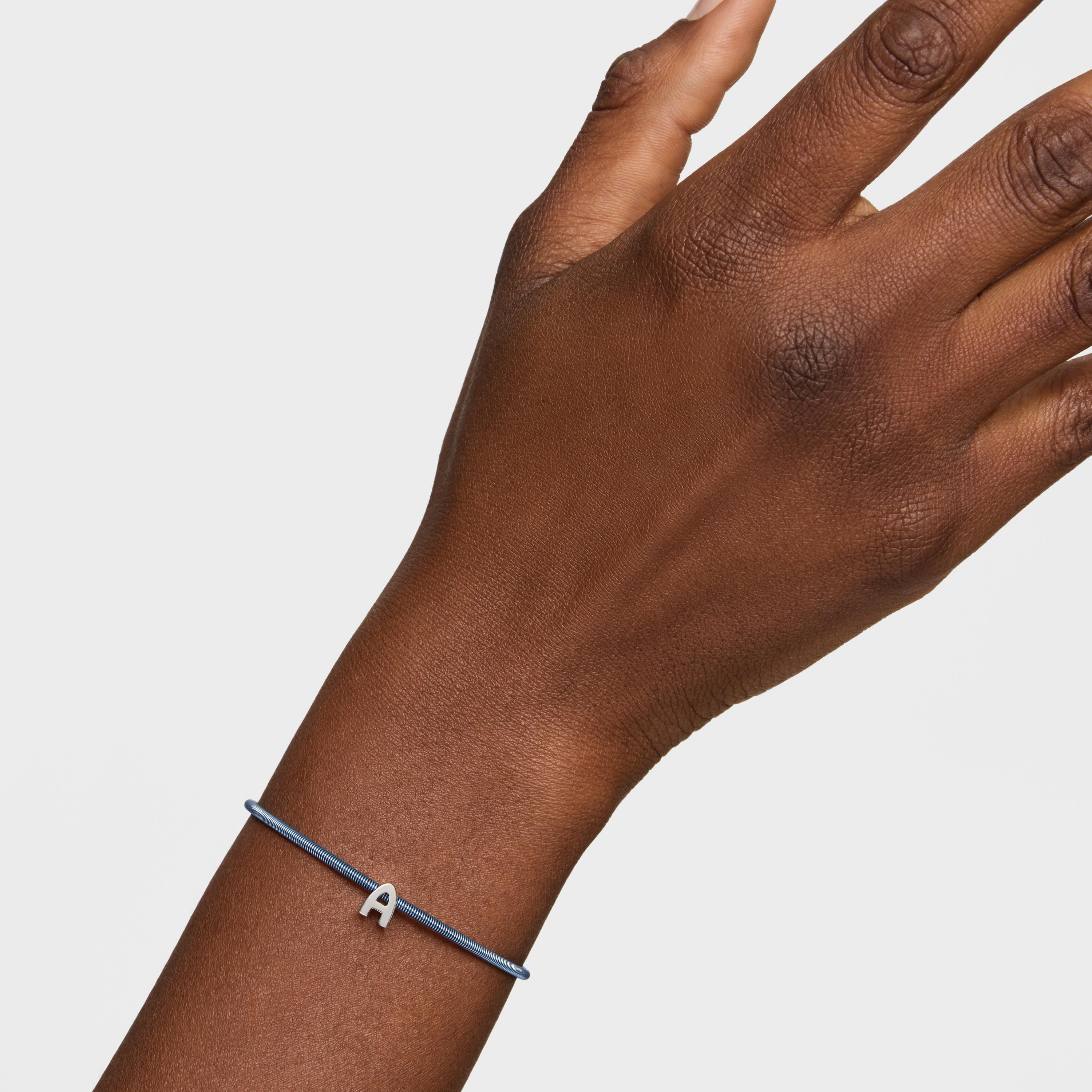 צמיד כחול דק עם תליון אות A על פרק כף יד, תכשיט אופנתי לנשים