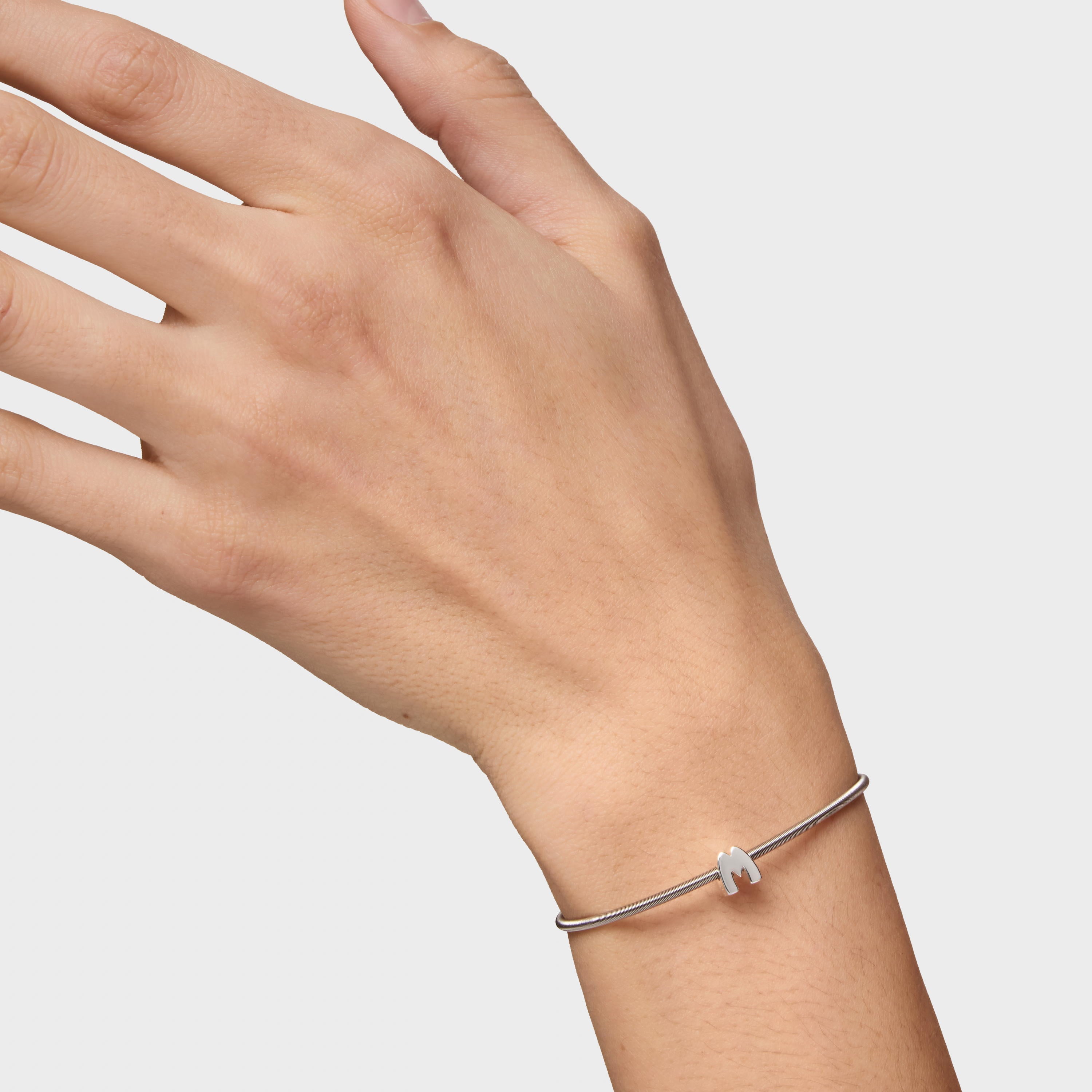 צמיד כסף עדין עם תליון אות M על פרק כף יד, תכשיט אופנתי לנשים