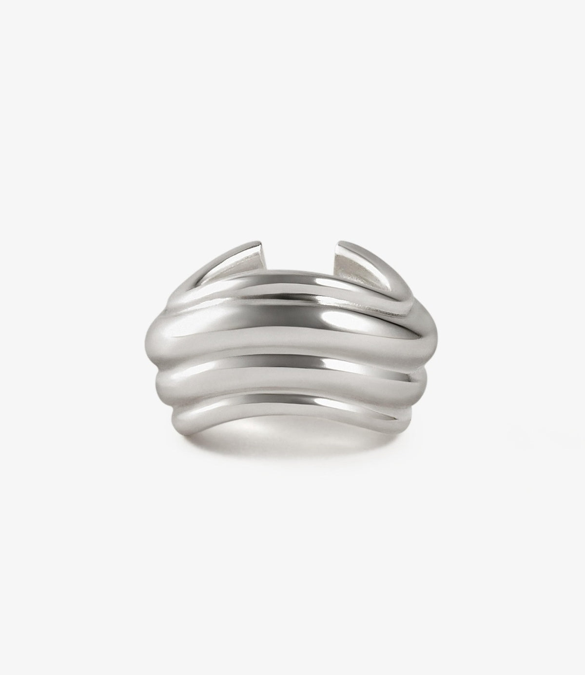 עגיל Earcuff מכסף בצבע כסף, תצלום קדמי מצולם במבט על מבנה הפסים הגליים - CHOZEN